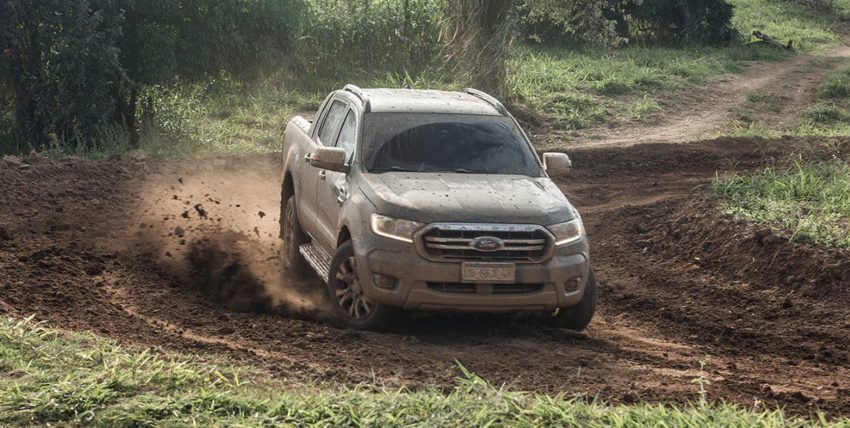 Ford Ranger 2020 atravessando estrada com lama