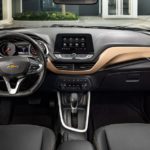 Painel, bancos e volante do Chevrolet Onix Plus Premier em couro bege
