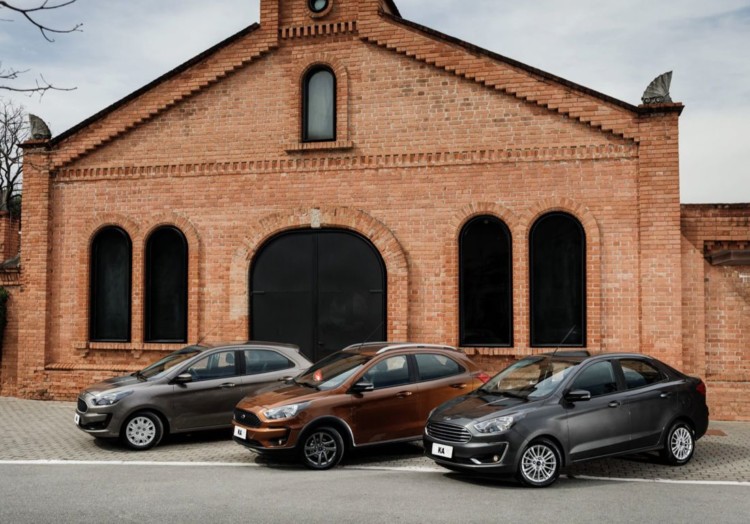 Ford Ka Sedan, Ka Hatch e Ka Freestyle na frente de uma fábrica