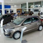 Concessionária Ford carros novos expostos