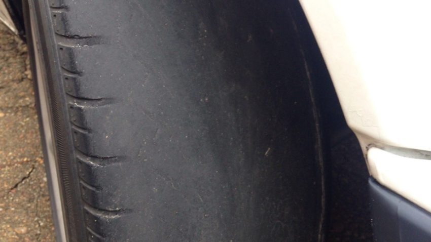 Detalhe de pneu careca