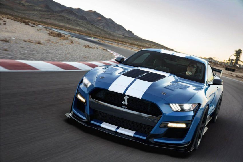 Ford Mustang Shelby azul em pista