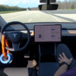 Exemplo de um Tesla com dispositivo de pesos que burla o piloto automático Imagem reprodução